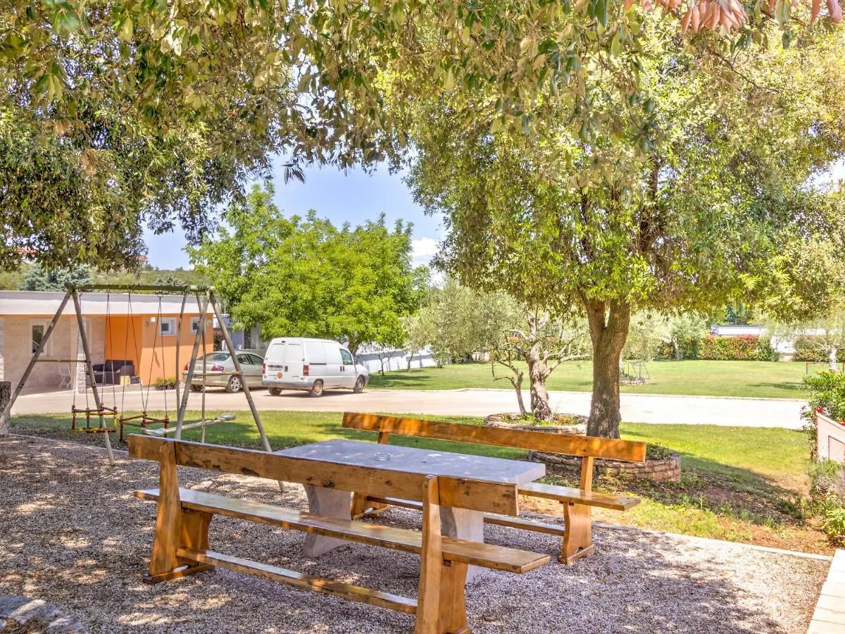 Holiday home Splendid Mobile Home In Banjole With Swimming Pool