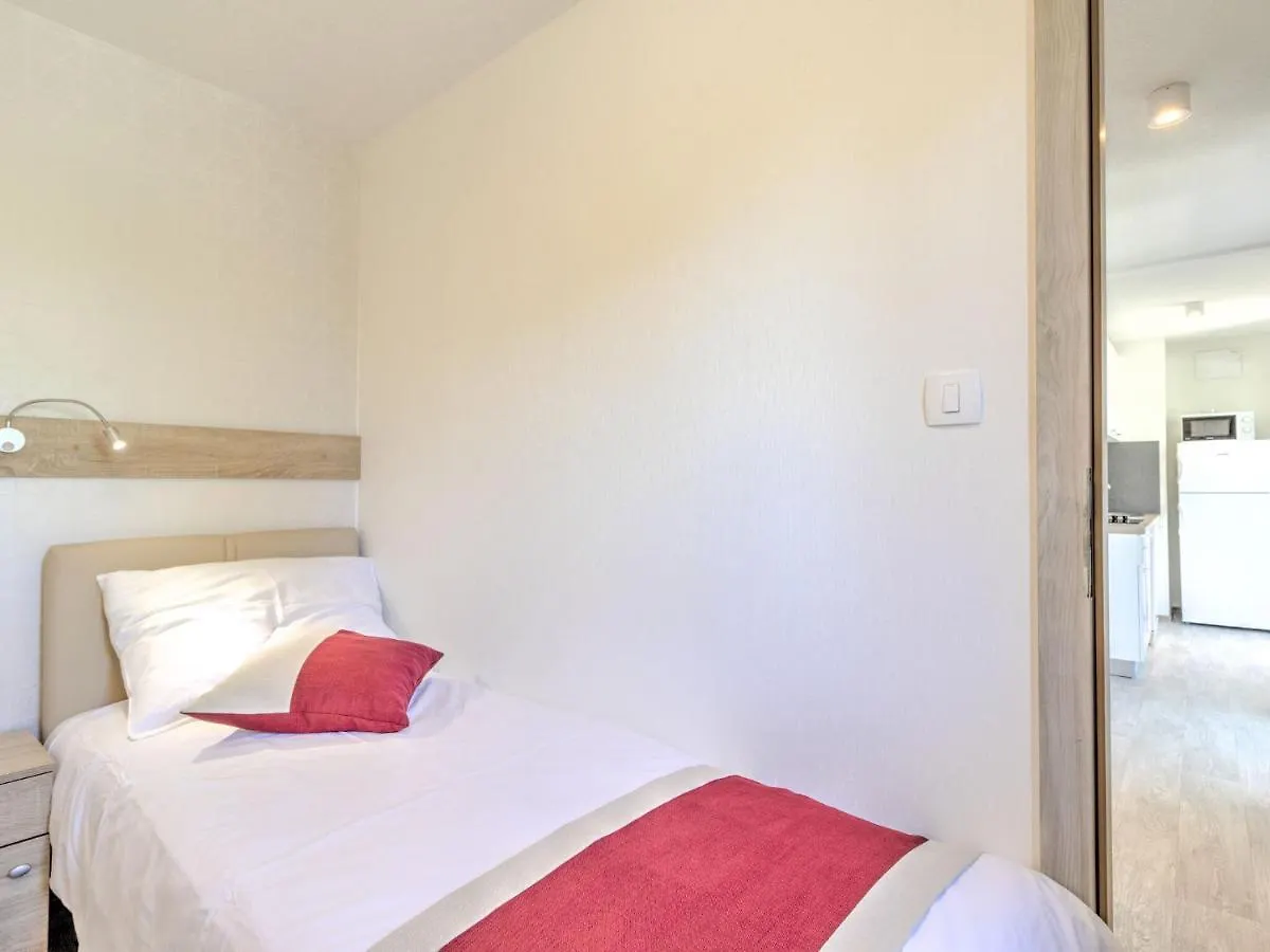 Holiday home Splendid Mobile Home In Banjole With Swimming Pool