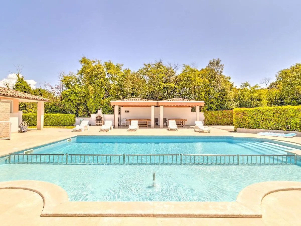 Holiday home Splendid Mobile Home In Banjole With Swimming Pool