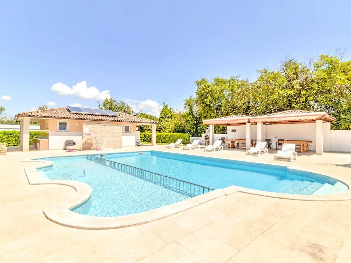 Splendid Mobile Home In Banjole With Swimming Pool Holiday home