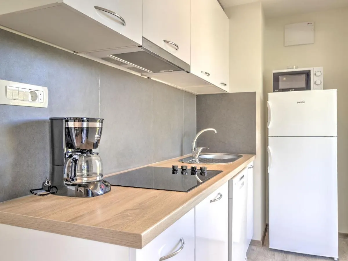 Holiday home Splendid Mobile Home In Banjole With Swimming Pool
