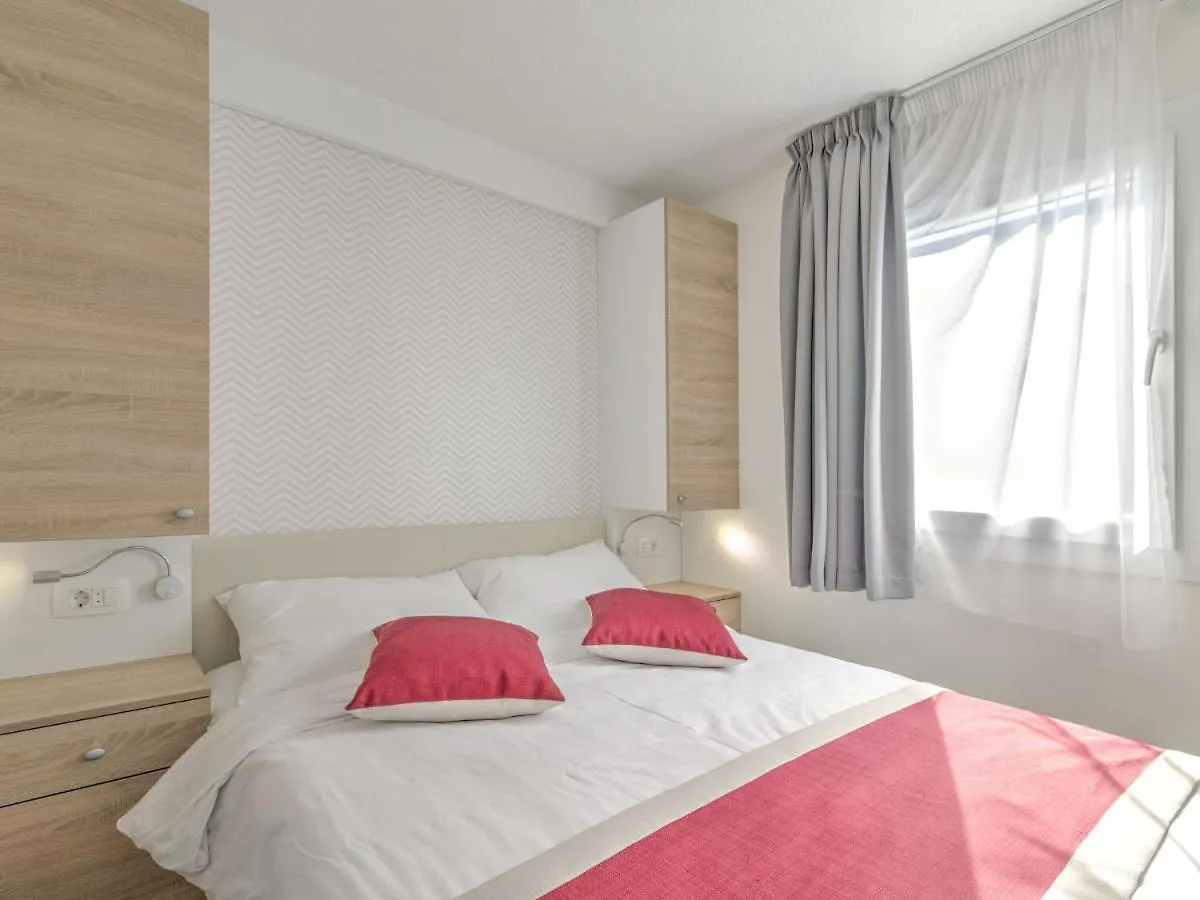 Splendid Mobile Home In Banjole With Swimming Pool 0*,